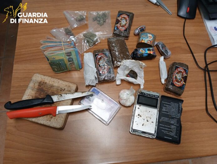 Il ritrovamento della droga da parte della Guardia di Finanza