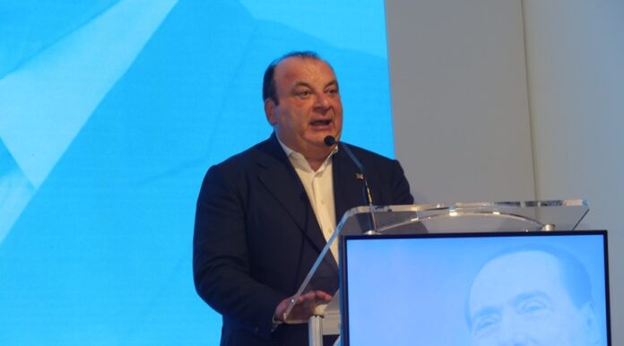 Fulvio Martusciello al congresso regionale di Forza Italia_mezzo busto