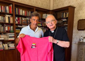 Aversa: la Stranormanna, runner e solidarietà per 10 km di passione Giuseppe Andreozzi e il vescovo Angelo Spinillo