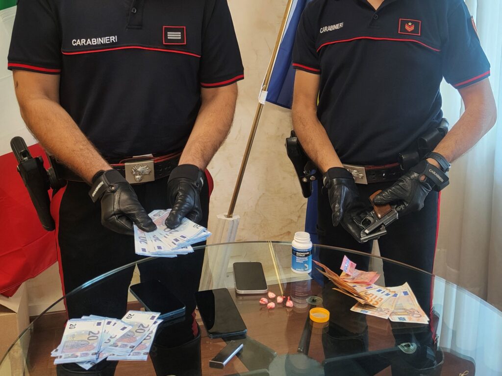 Pistola in centro, cocaina e soldi falsi: blitz dei Carabinieri a Caserta, tre a