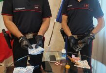 Pistola in centro, cocaina e soldi falsi: blitz dei Carabinieri a Caserta, tre arresti e una denuncia Il materiale sequestrato.