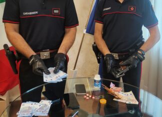 Pistola in centro, cocaina e soldi falsi: blitz dei Carabinieri a Caserta, tre arresti e una denuncia Il materiale sequestrato.