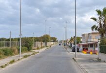 Golf contro il guardrail a Varcaturo, scende dall’auto e viene travolto: muore 22enne di San Cipriano d’Aversa