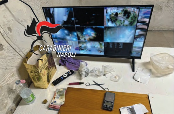 La droga, il denaro e il sistema di videosorveglianza sequestrati dai carabinieri La droga, il denaro e il sistema di videosorveglianza sequestrati dai carabinieri