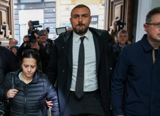 Piccolo Domenico, confronto in chat tra i medici sui verbali Patrizia, madre del piccolo Domenico, si reca dal notaio per costituire la fondazione Domenico Caliendo insieme ai suoi avvocati in Via dei Mille, Napoli (Italia), 23 febbraio 2026 (Foto di Alessandro Garofalo/LaPresse)
