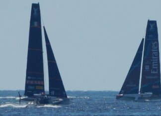 FOTO E VIDEO – America’s Cup, Luna Rossa già vola: Napoli accoglie le prime gare tra bellezza e cantieri