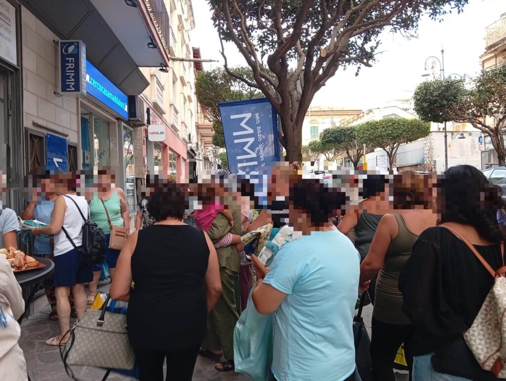 A Maddaloni dilaga la povertà, decine di famiglie in fila all’Emporio della Legalità per pane e altri ...