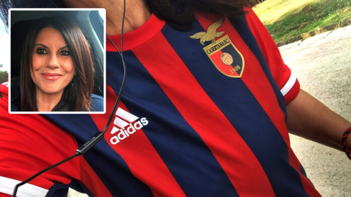 Nives Chiavarone e la maglia della Casertana Nives Chiavarone e la maglia della Casertana