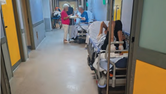 Pazienti sui lettini in ospedale a Caserta Pazienti sui lettini in ospedale a Caserta