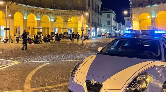 Polizia in Piazza a Caserta