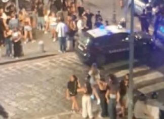 Maxi rissa in piazza Poli a Portici, coinvolti almeno 20 ragazzi Rissa in piazza