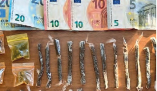Soldi e droga sequestrati Soldi e droga sequestrati
