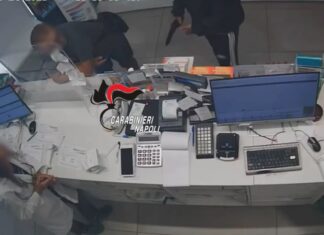Napoli. Il volto coperto dal casco, ma il tatuaggio lo tradisce. Rapina a mano armata in farmacia, carabinieri sottopongono a fermo il rapinatore innamorato