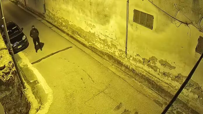 Uno dei malviventi immportalati a Casapesenna Uno dei malviventi immportalati a Casapesenna