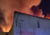 Napoli, incendio in un capannone a Poggioreale: le fiamme raggiungono un’altra azienda