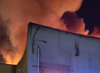 Napoli, incendio in un capannone a Poggioreale: le fiamme raggiungono un’altra azienda