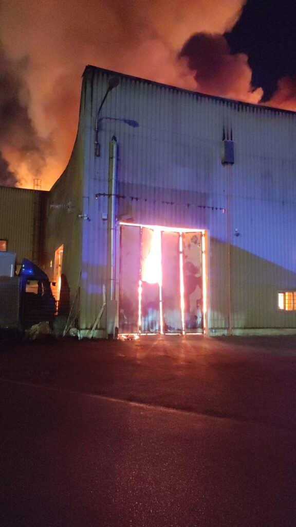 Napoli, incendio in un capannone a Poggioreale: le fiamme raggiungono un’altra a