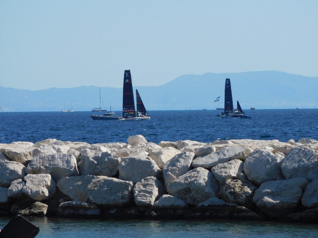 Luna Rossa vince la seconda regata e vola in testa: a Napoli sorprende Team Usa