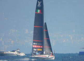 Luna Rossa padrona a Napoli, velisti portati in trionfo dopo aver vinto le regate preliminari