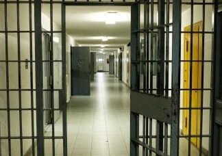 Spedizione punitiva ordinata dal carcere: due cugini di Mugnano feriti a coltellate da un minorenne carcere
