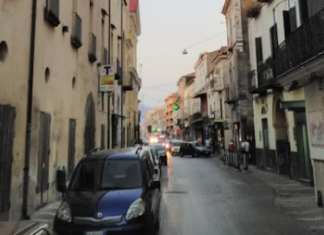 In sella ad una moto, esplode sette colpi contro un uomo in auto ad Acerra Corso Vittorio Emanuele di Acerra