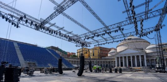 L'arena allestita in piazza del Plebiscito a Napoli per ospitare la gara inaugurale di Eurovolley