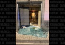Spaccata in farmacia a Frignano, assalto notturno con un’auto usata come ariete La farmacia Della Corte in corso Vittorio Emanuele a Frignano