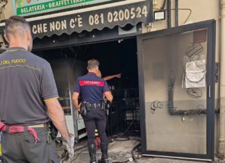 Incendio distrugge una gelateria a Pianura