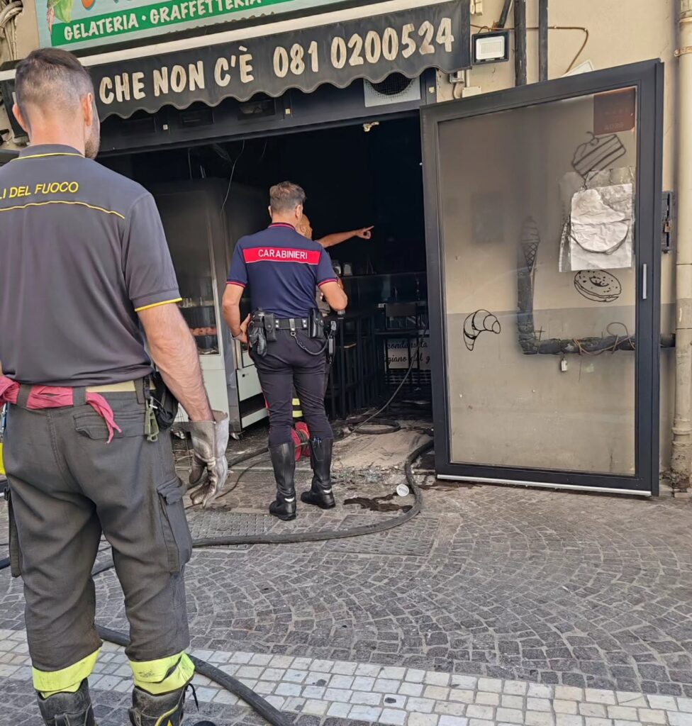 Incendio distrugge una gelateria a Pianura...