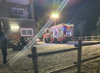 Castel Volturno, pineta in fiamme al Villaggio Agricolo. L’incendio minaccia un centro convegni Incendio villaggio agricolo