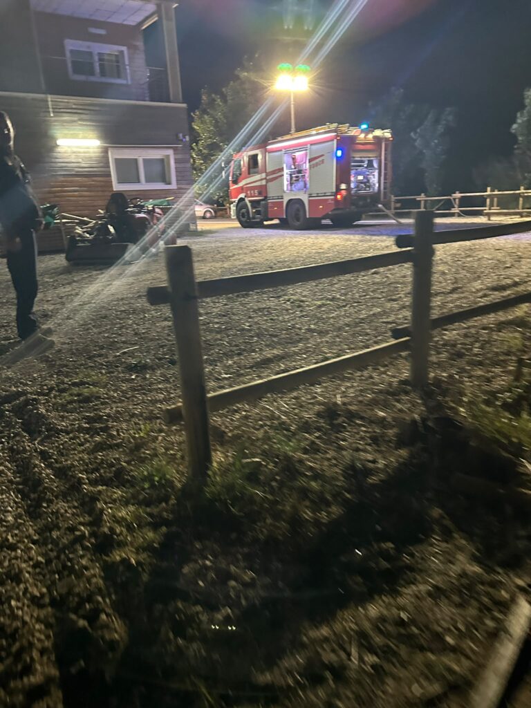 Castel Volturno, pineta in fiamme al Villaggio Agricolo. L’incendio minaccia un centro convegni...