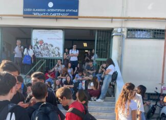 Studenti in piazza dopo il rogo a Giugliano: chiedono risposte al Comune sulla qualità dell’aria Liceo Cartesio a Giugliano