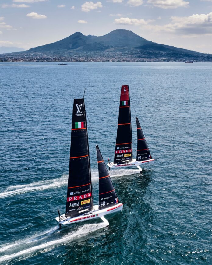 Luna Rossa nel Golfo di Napoli Luna Rossa nel Golfo di Napoli