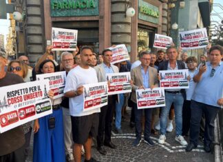 I commercianti: “Basta scippi e rapine”. Scatta il flash mob al Corso Umberto Protesta a Corso Umberto