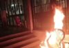 Campi Flegrei, stato d’emergenza negato. Esplode la protesta in piazza contro Fico protesta sfollati pozzuoli davanti palatrincone_incendio di sedia
