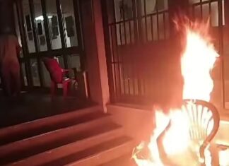 Campi Flegrei, stato d’emergenza negato. Esplode la protesta in piazza contro Fico protesta sfollati pozzuoli davanti palatrincone_incendio di sedia
