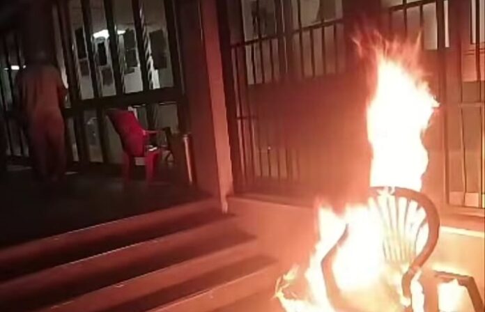 protesta sfollati pozzuoli davanti palatrincone_incendio di sedia
