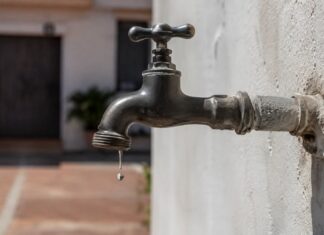 Guasto alla rete idrica nel Vesuviano, niente acqua in 12 comuni