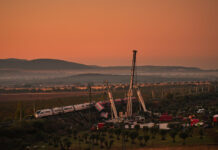 Disastro ferroviario a Toledo: ritrovata una delle disperse italiane, un ferito tra i superstiti Cranes lift wrecked train carriages as rescuers search for victims following a collision between two trains in Urda, Spain, Thursday, Oct. 29, 2026. (AP Photo/Manu Fernandez)