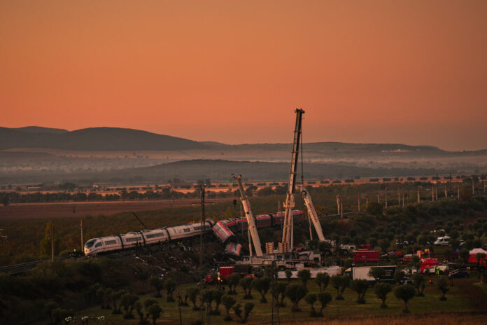 Incidente ferroviario in Spagna - Continuano le operazioni di soccorso ad Urda dopo lo scontro tra due treni Cranes lift wrecked train carriages as rescuers search for victims following a collision between two trains in Urda, Spain, Thursday, Oct. 29, 2026. (AP Photo/Manu Fernandez)