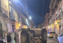 Napoli, ordigno artigianale in un’auto: i carabinieri all’interno trovano anche impronte e macchie di sangue
