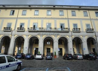 Aversa, pugno a un giovane del progetto Gol davanti al Comune Comune di Aversa