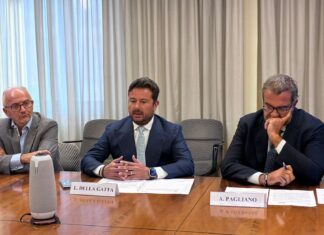 Terzo aeroporto, Confindustria attacca: “Per la Campania servono scelte chiare” Luigi Della Gatta di Confindustria_al centro del tavolo