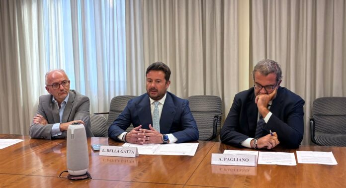 Luigi Della Gatta di Confindustria_al centro del tavolo