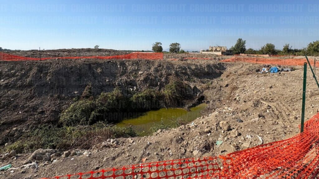 Fosse colme di liquami verdastri e una discarica di 20mila metri quadrati, ecco 