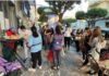 Carovita, famiglie in tilt: 70 in fila per il cibo Famiglie in fila per il cibo