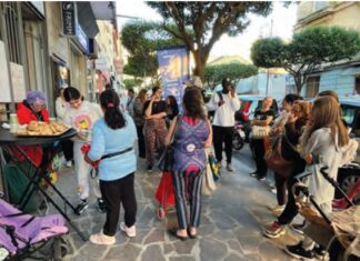 Carovita, famiglie in tilt: 70 in fila per il cibo Famiglie in fila per il cibo
