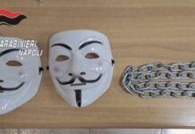 Napoli, occupazione della scuola fermata sul nascere dai carabinieri: alcuni studenti con passamontagna e maschere di V per Vendetta