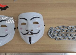 Napoli, occupazione della scuola fermata sul nascere dai carabinieri: alcuni studenti con passamontagna e maschere di V per Vendetta