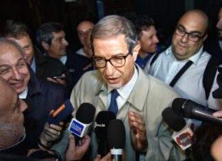 Campi Flegrei, il Governo ha pronto il nuovo decreto per l’emergenza sismica. Musumeci: “Svolta vicina” Foto Andrea Di Grazia/LaPresse 2-11-2017 Catania cronaca Silvio Berlusconi riunisce il pdl presso la "trattoria del Cavaliere" di Catania Nella foto: al centro Nello Musumeci Photo Andrea Di GraziU7LaPresse 2-11-2017 Catania (It) news Silvio Berlusconi brings together the PDL at the "trattoria del Cavaliere" in Catania In the pic: enter Nello Musumeci